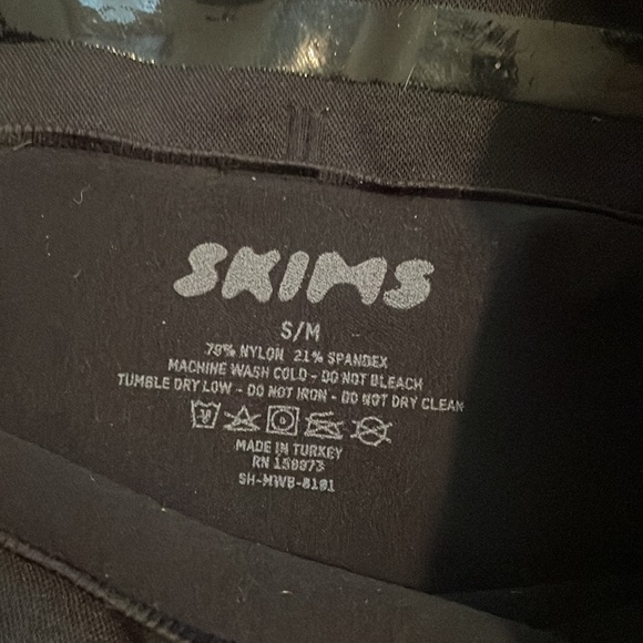 SKIMS SEAMLESS SCULPT MID WAIST BRIEF - ONYX - Picture 4 of 8